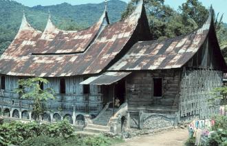 minang_house.jpg (20328 bytes)