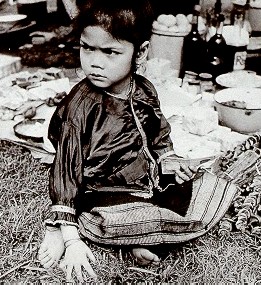 Little girl at the market (E.F.E.O. 1953)