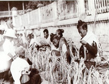 Basket markets working at the port market. (M.L.P. 1919)