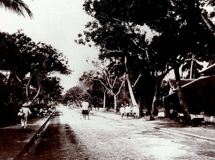 Main road of Luang Prabang at Vat May (M.L.P. 1920)