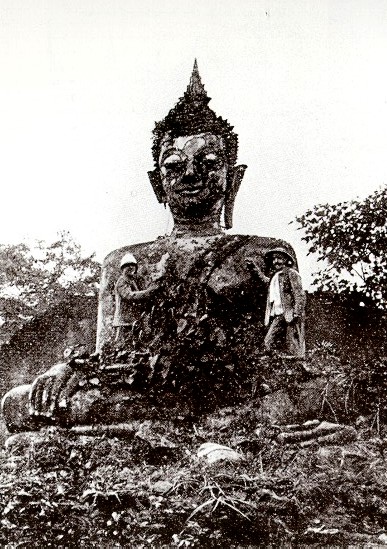 Vat Manorom: The great bronze Buddha statue before its destruction (M.L.P. 1887).