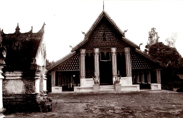 Vat Ho Sieng, the Lottery Pavillion: Small stupas (coll.  Bounthieng)