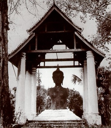  The great bronze Buddha of Vat Manorom