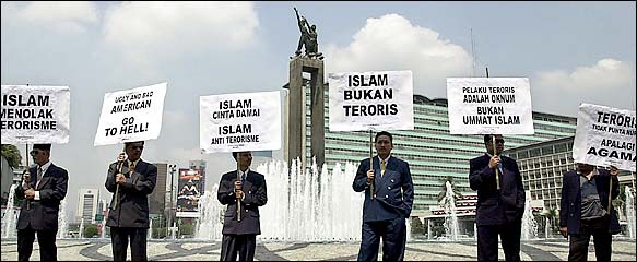 islam-bukan-teroris_NYT26okt03.jpeg (35698 bytes)